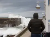 Ribadeo, Lugo. La borrasca Bella entra en la Peninsula dejando a su paso temporal en el mar, fuertes vientos y descenso de las temperaturas. En la imagen, un hombre observa el temporal en el Puerto de Rinlo en la tarde del domingo 27 de Dic