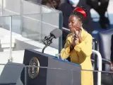 Amanda Gorman recita un poema durante la ceremonia de investidura de Joe Biden como presidente EE UU.