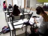 Varios alumnos dan clase en un colegio.