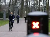 El primer ministro holandes, Mark Rutte, acude en bicicleta a presentar su dimisi&oacute;n antes de las elecciones