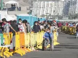 Varios inmigrantes hacen cola en el Muelle de Arguinegu&iacute;n, en Gran Canaria, Canarias (Espa&ntilde;a), a 18 de noviembre de 2020.