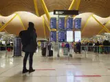 Viajeros en la terminal T4 del Aeropuerto Adolfo Suárez Madrid-Barajas.