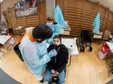 Un joven se somete a un test de antígenos en la Universidad de Alcalá de Henares.
