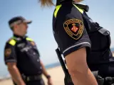 Dos agentes de la Guardia Urbana de Barcelona en la playa (Archivo)