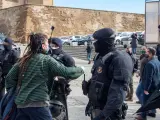 Una integrante del grupo antifascista grita a Santiago Abascal, líder de Vox, e Ignacio Garriga, candidato del partido a la Generalitat, en su acto en Lleida.