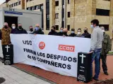 Afiliados de CSI despedidos de Vauste inician como protesta una asamblea permanente en una caseta de obras próxima a la factoría