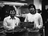 Wozniak y Jobs sosteniendo el APPLE 1 Original de 1976.