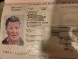 Pasaporte falso con la fotografía de Stallone como muestra de "alta calidad".