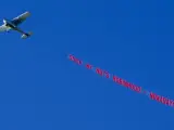 Un avión sobrevuela Robinhood con el cartel "Chúpame las pelotas".