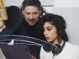 Carlos Bardem y Mina El Hammani, en el estudio de grabación de 'The Sandman'.