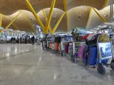 Una fila de maletas distribuidas en las instalaciones de la Terminal 4 del aeropuerto Madrid-Barajas Adolfo Su&aacute;rez