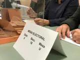 La Junta Electoral Provincial de Barcelona ha recomendado este viernes, ante la posible falta de personas para formar mesas electorales el 14F, recolocar a los suplentes que finalmente no deban formar parte de la mesa asignada en otras donde falten miembros. Lo ha manifestado en un acuerdo del jueves, y lo expresa como sugerencia para las Juntas Electorales de Zona, que en toda Catalunya ya han recibido recursos de al menos el 25% de personas citadas para las mesas electorales.