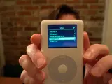 Guy Dupont muestra el iPod que reproduce Spotify.