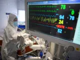Personal sanitario del Hospital Universitario Marqués de Valdecilla de Santander atiende a enfermos con coronavirus en una de las UCI-Covid del hospital cántabro.