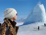 Ubicada entre las aldeas de Kegen y Shyrganak, en Kazajist&aacute;n, en medio de una meseta cubierta de nieve, se encuentra una torre de hielo de catorce metros de altura que arroja agua continuamente y, debido a las bajas temperaturas, se convierte en hielo al instante.