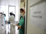 Trabajadores sanitarios en la sala de registro de vacunaci&oacute;n para inyectar la vacuna de Pfizer-BioNTech contra la Covid-19