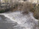 La crecida del Júcar a su paso por Cuenca eleva el caudal a 96 m3 por segundo y el Ayuntamiento precinta las riberas