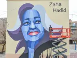 Un nuevo mural homenajea a la arquitecta Zaha Hadid dentro del proyecto 'Dones de ciència'
