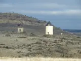 Al fondo la iglesia parroquial de Alustante (Guadalajara) y sus campanas.