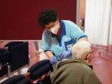 Un mayor de 80 años recibe la primer dosis de la vacuna en Andalucía.