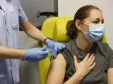 Una voluntaria recibe la vacuna CureVac en los ensayos en el hospital vizcaíno de Biocruces,