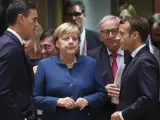 S&aacute;nchez con Merkel y Macron. El Gobierno espa&ntilde;ol desconf&iacute;a del apoyo que pueda prestar a Espa&ntilde;a el eje Berl&iacute;n-Par&iacute;s en un pr&oacute;ximo futuro