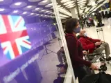 Varios viajeros llegan al aeropuerto de Barajas tras cerrarse los vuelos con Reino Unido.
