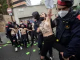 Activistas de Femen, desalojadas por los Mossos tras protestar ante el colegio electoral de Ignacio Garriga.