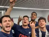 Varios jugadores del Barça, encabezados por Álex Abrines, celebran la victoria en la Copa del Rey.