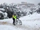 Atenas ha amanecido cubierta de nieve por el temporal de fr&iacute;o y nieve Medea.