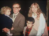 Mia Farrow y Woody Allen con sus hijos Dylan y Moses