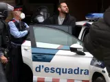 Momento en que los Mossos se llevaron detenido al rapero Pablo Hasel tras encerrarse en la Universidad de Lleida, el martes 16 de febrero de 2021.