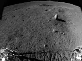 La inesperada roca lunar hallada por el rover chino.