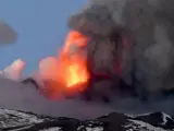 El volcán Etna, ubicado en Sicilia, ha entrado en erupción y ha provocado una densa columna de lava y ceniza en las primeras horas de este jueves, 30 horas después de su última erupción. Las fuentes de lava han alcanzado entre 600 y 700 metros de altitud y los flujos de lava del volcán se han dirigido principalmente hacia el Valle del Bove y hacia el suroeste. La erupción, como en la mayoría de los eventos protagonizados por el Etna, ha durado unos 45 minutos, según la información recogida por la prensa italiana. El volcán activo más alto de Europa comenzó sus primeras erupciones en la tarde del pasado martes. Poco a poco fueron incrementando su intensidad y comenzaron las emisiones de lava, cenizas y expulsión de lapilli, que son unos fragmentos de piedra que llegaron a los pueblos cercanos y a la ciudad de Catania.