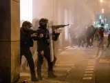 Agentes de Mossos d'Esquadra preparados para disparar proyectiles de foam en el marco de los disturbios por el encarcelamiento de Pablo Hasel en Barcelona.