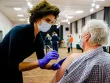 Una enfermera administra la vacuna contra la COVID-19 a una mujer en Holanda.