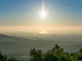 Bruma de contaminación sobre Barcelona.