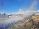 Imagen de archivo de un helicóptero sofocando un incendio