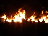 Contenedores ardiendo tras la manifestación de hoy viernes en Barcelona, tras la cuarta noche de protestas por la detención del rapero Pablo Hasél
