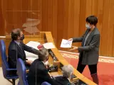 Ana Pontón (BNG) entrega un documento a Feijóo en el Parlamento.