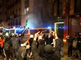 Nueva noche de disturbios en Barcelona por el encarcelamiento de Pablo Hasel.