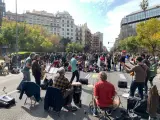 Entidades cortan la calle Aragó en protesta contra las 'autopistas urbanas'