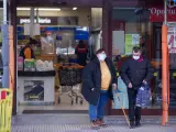 Un hombre y una mujer salen de un supermercado en el municipio gallego de Guitiriz, en Lugo.