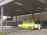 Archivo - Servicio de urgencias del hospital San Pedro, ambulancias