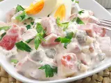 La ensalada piamontesa se hace con patata, tomate, pepinillo, jamón cocido y mayonesa.