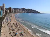 Archivo - Playa de Benidorm durante el puente de Octubre