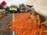 Centenars de quilos de taronges cobrixen l'autovia a Novelda, Alacant