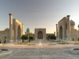 Plaza de Registán, en la icónica ciudad de Samarcanda, Uzbekistán.