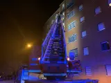 Los bomberos sofocan el incendio en un ático de Tetuán (Madrid).