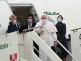 El papa Francisco saluda antes de subirse al avión que le ha llevado a Irak desde Roma.
